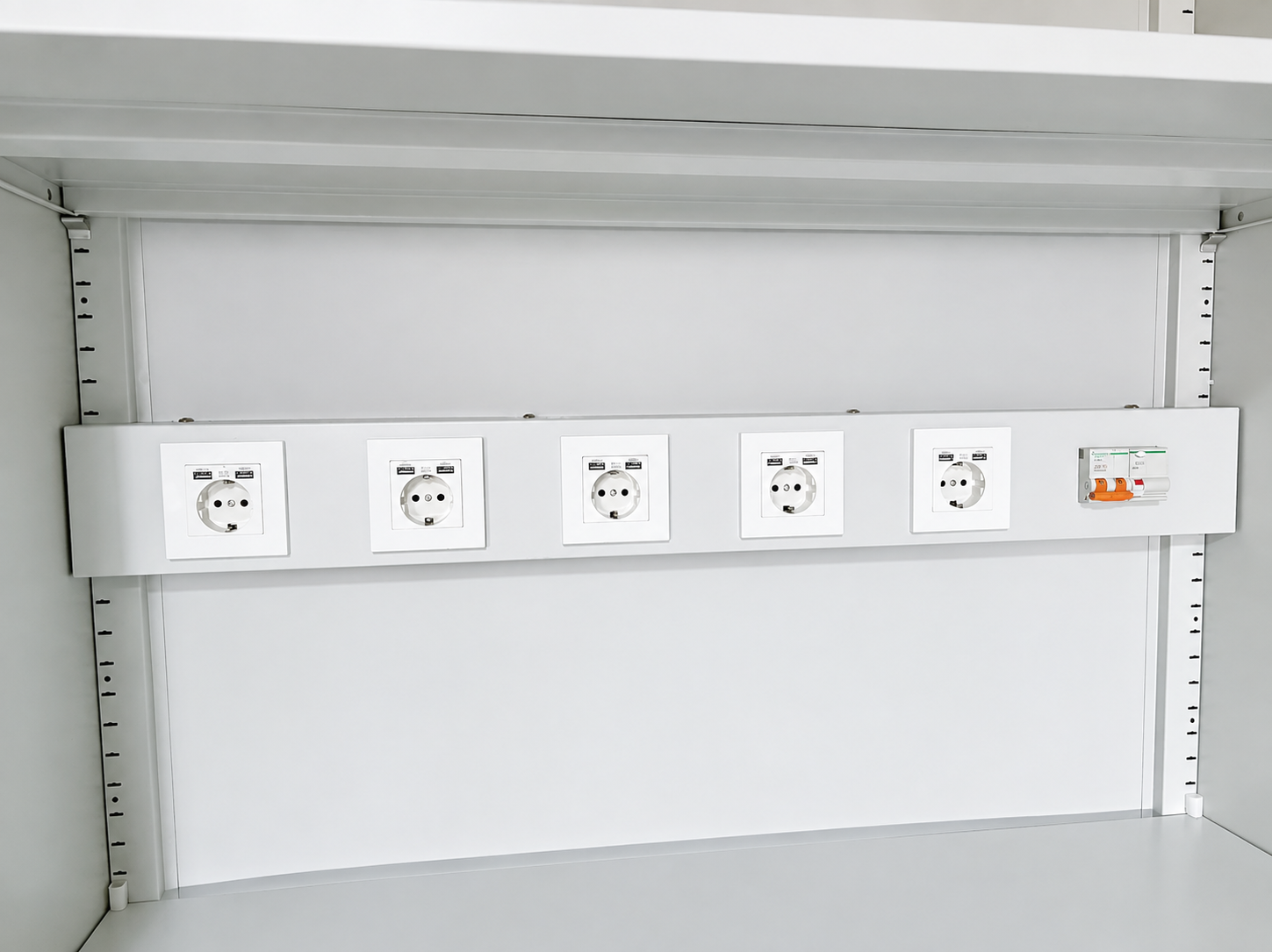 Flügeltürschrank mit Elektrifizierung mit 5 Steckdosen
