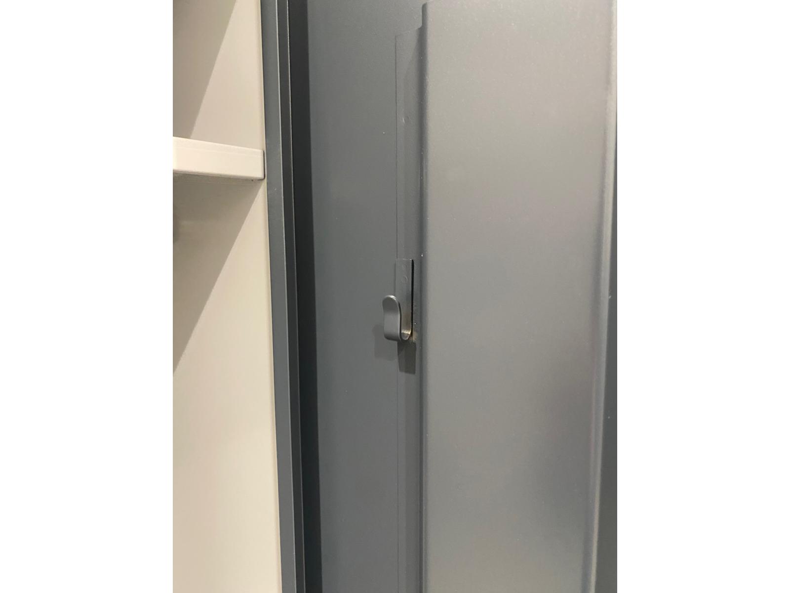 Spind doppelstöckig Worker mit Sitzbankuntergestell - 3 Abteile 400mm Abteilbreite