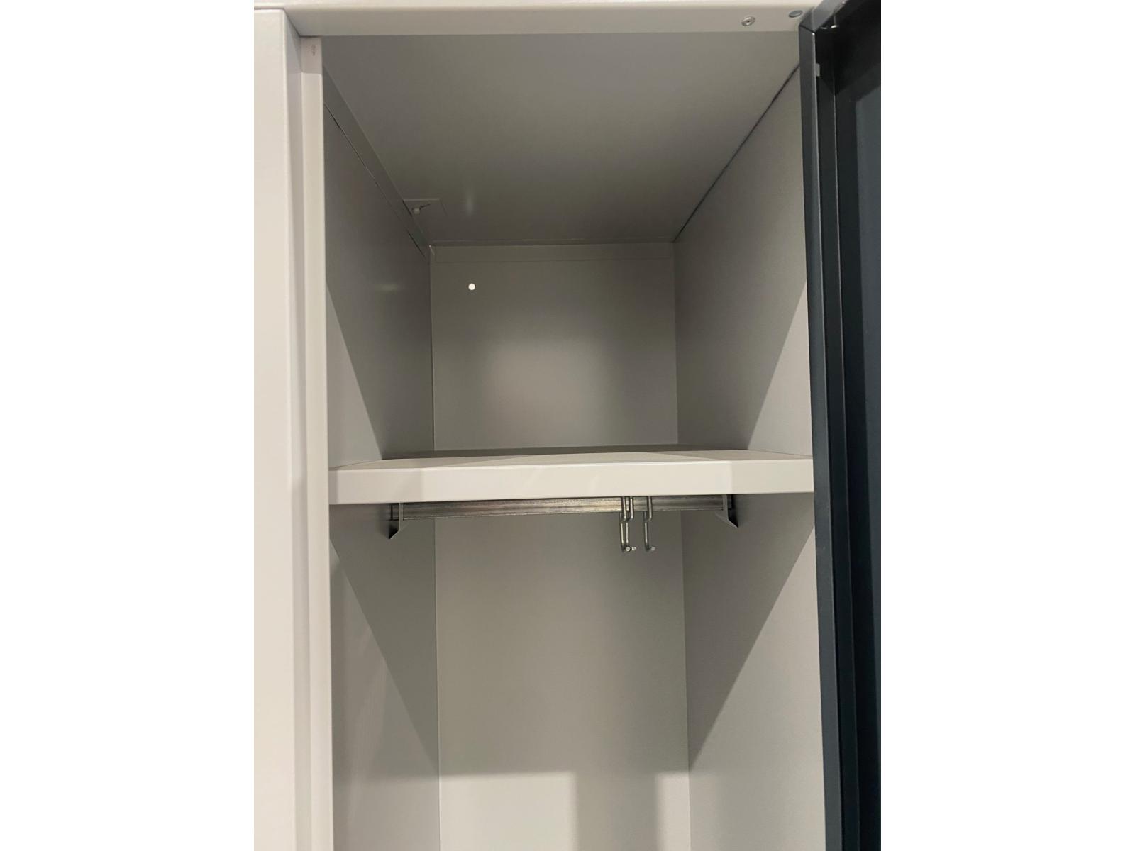 Spind doppelstöckig Worker mit Sitzbankuntergestell - 3 Abteile 400mm Abteilbreite