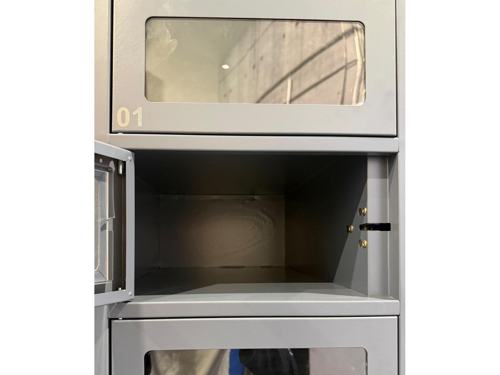 Anbauschließfachschrank Serie Spind ONE mit Sichtfenster 2 Abteile / 20 Fächer und Pin-Eingabe